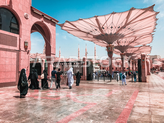 المظلات الإلكترونية في ساحة المسجد النبوي الشريف في المدينة المنورة ، المملكة العربية السعودية ، الحرم النبوي الشريف ، ​أماكن إسلامية مقدسة ، معالم دينية إسلامية