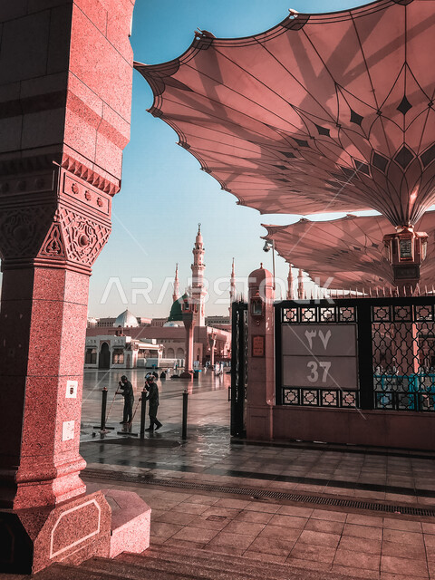 المظلات الإلكترونية في ساحة المسجد النبوي الشريف في المدينة المنورة ، المملكة العربية السعودية ، الحرم النبوي الشريف ، ​أماكن إسلامية مقدسة ، معالم دينية إسلامية