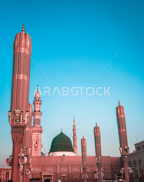 صورة مقربة للمسجد النبوي الشريف في المدينة المنورة بالمملكة العربية السعودية، الحرم النبوي الشريف، أماكن إسلامية مقدسة، إسلاميات وعبادة، المعالم الدينية الإسلامية ، القبة الخضراء ومئذنة المسجد النبوي الشريف، المظلات الإلكترونية