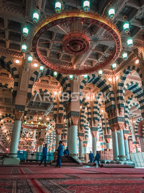 صورة مقربة من داخل السجد النبوي الشريف في المدينة المنورة بالمملكة العربية السعودية، العبادة والتقرب الى الله، الحرم النبوي الشريف، أماكن إسلامية مقدسة، المعالم الدينية الإسلامية، إسلاميات وعبادة، الفن الهندسي المعماري الاسلامي