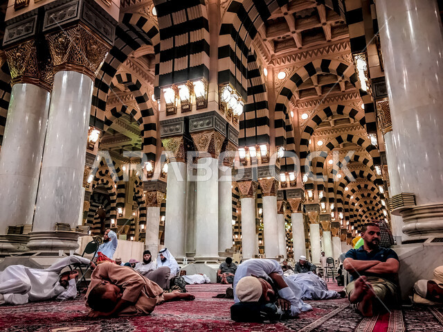 مجموعة من المصلين داخل المسجد النبوي الشريف في المدينة المنورة بالمملكة العربية السعودية، العبادة والتقرب الى الله، الحرم النبوي الشريف، أماكن إسلامية مقدسة، إسلاميات وعبادة، معالم دينية إسلامية