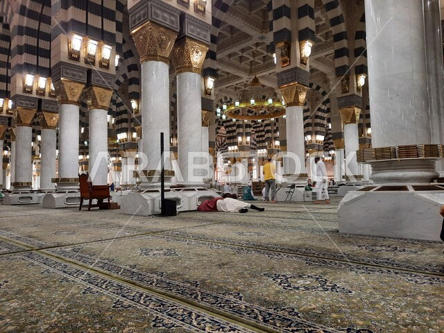 صورة من داخل المسجد النبوي الشريف في المدينة المنورة بالمملكة العربية السعودية، الزخرفة الإسلامية، التصميم الداخلي للمسجد النبوي الشريف، الحرم النبوي الشريف، العبادة والتقرب الى الله، اسلاميات وعبادة، أماكن إسلامية مقدسة