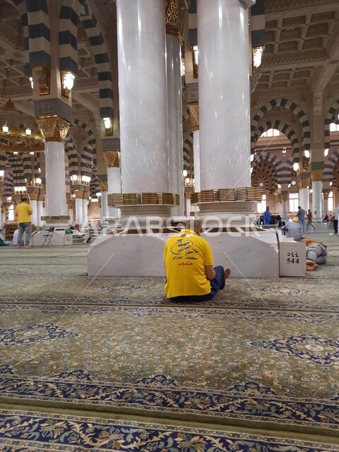 صورة من داخل المسجد النبوي الشريف في المدينة المنورة بالمملكة العربية السعودية، الزخرفة الإسلامية، التصميم الداخلي للمسجد النبوي الشريف، الحرم النبوي الشريف، العبادة والتقرب الى الله، اسلاميات وعبادة، أماكن إسلامية مقدسة