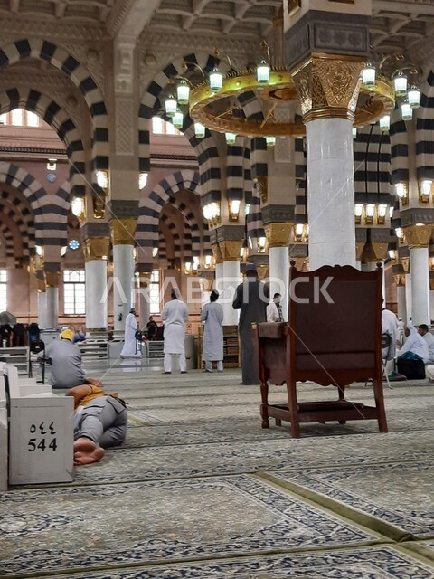 صورة من داخل المسجد النبوي الشريف في المدينة المنورة بالمملكة العربية السعودية، الزخرفة الإسلامية، التصميم الداخلي للمسجد النبوي الشريف، الحرم النبوي الشريف، العبادة والتقرب الى الله، اسلاميات وعبادة، أماكن إسلامية مقدسة
