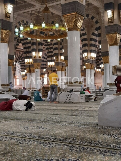 صورة من داخل المسجد النبوي الشريف في المدينة المنورة بالمملكة العربية السعودية، الزخرفة الإسلامية، التصميم الداخلي للمسجد النبوي الشريف، الحرم النبوي الشريف، العبادة والتقرب الى الله، اسلاميات وعبادة، أماكن إسلامية مقدسة
