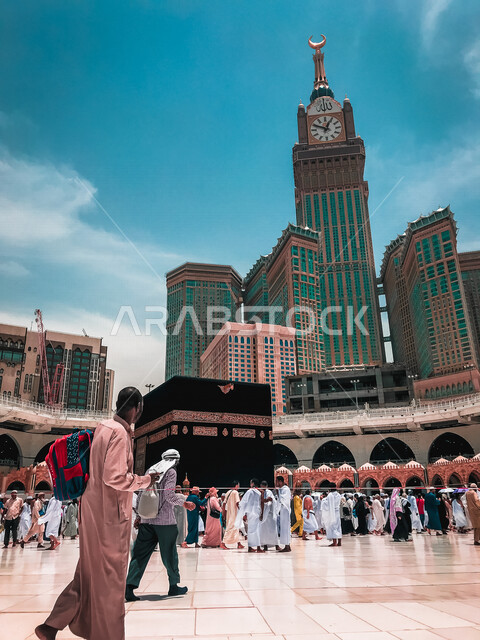الحرم المكي الشريف في مكة المكرمة بالمملكة العربية السعودية ، أداء مناسك الحج والعمرة، العبادة والتقرب إلى الله، معالم دينية إسلامية، موسم الحج 2022 ، الحجاج المسلمين يطوفون حول الكعبة المشرفة في مكة المكرمة، مبنى برج الساعة الملكي