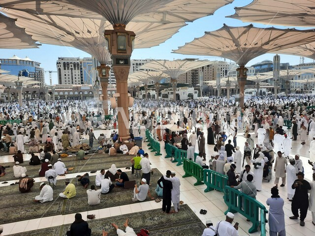 The square of the Prophet’s Mosque in Medina, Saudi Arabia, worship and getting closer to God, the Prophet’s Mosque, holy Islamic places, Muslims gathering in the outer complex of the Prophet’s Mosque in Medina, electronic umbrellas, Islamic religious lan
