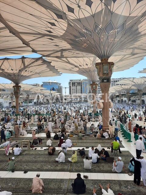 ساحة المسجد النبوي الشريف في المدينة المنورة بالمملكة العربية السعودية، العبادة والتقرب الى الله، الحرم النبوي الشريف، أماكن إسلامية مقدسة، تجمع المسلمون في المجمع الخارجي للمسجد النبوي في المدينة المنورة، المظلات الإلكترونية، معالم دينية إسلامية