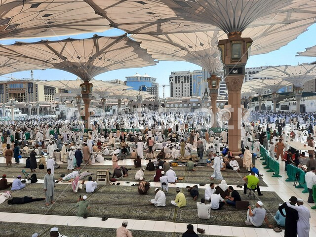 ساحة المسجد النبوي الشريف في المدينة المنورة بالمملكة العربية السعودية، العبادة والتقرب الى الله، الحرم النبوي الشريف، أماكن إسلامية مقدسة، تجمع المسلمون في المجمع الخارجي للمسجد النبوي في المدينة المنورة، المظلات الإلكترونية، معالم دينية إسلامية