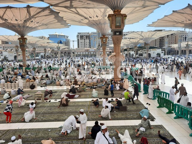 ساحة المسجد النبوي الشريف في المدينة المنورة بالمملكة العربية السعودية، العبادة والتقرب الى الله، الحرم النبوي الشريف، أماكن إسلامية مقدسة، تجمع المسلمون في المجمع الخارجي للمسجد النبوي في المدينة المنورة، المظلات الإلكترونية، معالم دينية إسلامية