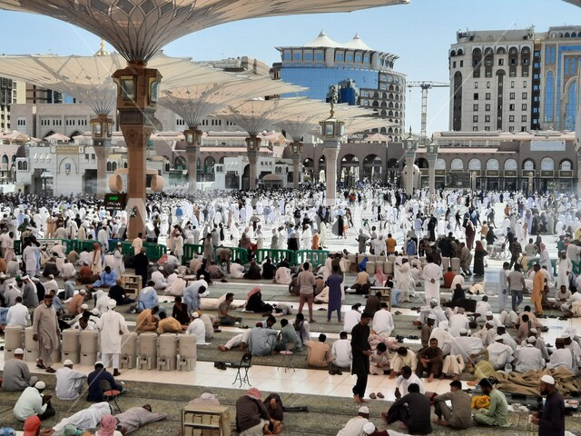 ساحة المسجد النبوي الشريف في المدينة المنورة بالمملكة العربية السعودية، العبادة والتقرب الى الله، الحرم النبوي الشريف، أماكن إسلامية مقدسة، تجمع المسلمون في المجمع الخارجي للمسجد النبوي في المدينة المنورة، المظلات الإلكترونية، معالم دينية إسلامية