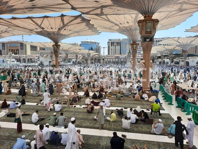 ساحة المسجد النبوي الشريف في المدينة المنورة بالمملكة العربية السعودية، العبادة والتقرب الى الله، الحرم النبوي الشريف، أماكن إسلامية مقدسة، تجمع المسلمون في المجمع الخارجي للمسجد النبوي في المدينة المنورة، المظلات الإلكترونية، معالم دينية إسلامية