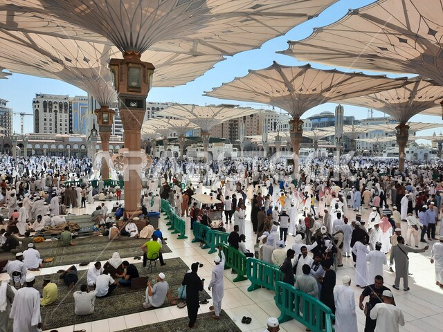 ساحة المسجد النبوي الشريف في المدينة المنورة بالمملكة العربية السعودية، العبادة والتقرب الى الله، الحرم النبوي الشريف، أماكن إسلامية مقدسة، تجمع المسلمون في المجمع الخارجي للمسجد النبوي في المدينة المنورة، المظلات الإلكترونية، معالم دينية إسلامية