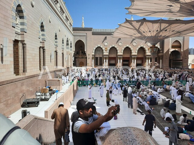ساحة المسجد النبوي الشريف في المدينة المنورة بالمملكة العربية السعودية، العبادة والتقرب الى الله، الحرم النبوي الشريف، أماكن إسلامية مقدسة، تجمع المسلمون في المجمع الخارجي للمسجد النبوي في المدينة المنورة، المظلات الإلكترونية، معالم دينية إسلامية