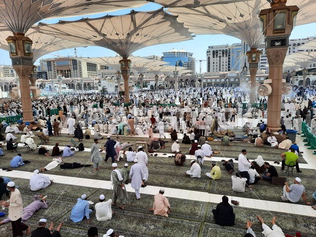 ساحة المسجد النبوي الشريف في المدينة المنورة بالمملكة العربية السعودية، العبادة والتقرب الى الله، الحرم النبوي الشريف، أماكن إسلامية مقدسة، تجمع المسلمون في المجمع الخارجي للمسجد النبوي في المدينة المنورة، المظلات الإلكترونية، معالم دينية إسلامية