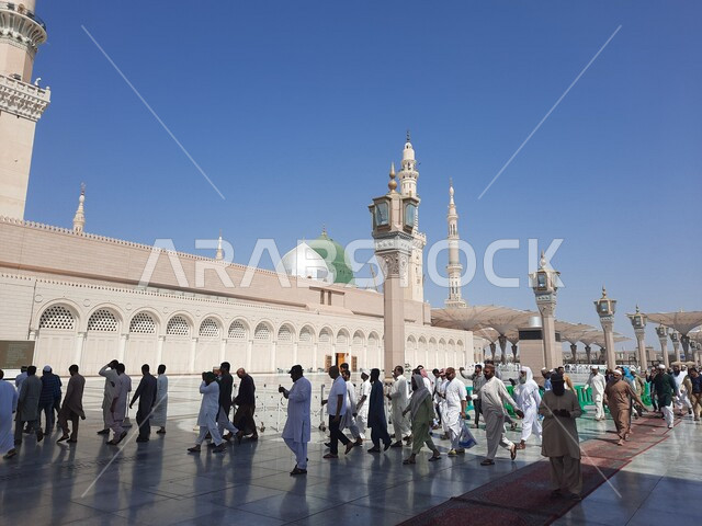 ساحة المسجد النبوي الشريف في المدينة المنورة بالمملكة العربية السعودية، العبادة والتقرب الى الله، الحرم النبوي الشريف، أماكن إسلامية مقدسة، تجمع المسلمون في المجمع الخارجي للمسجد النبوي في المدينة المنورة، المظلات الإلكترونية، معالم دينية إسلامية
