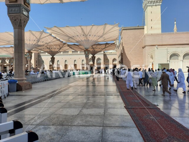 ساحة المسجد النبوي الشريف في المدينة المنورة بالمملكة العربية السعودية، العبادة والتقرب الى الله، الحرم النبوي الشريف، أماكن إسلامية مقدسة، تجمع المسلمون في المجمع الخارجي للمسجد النبوي في المدينة المنورة، المظلات الإلكترونية، معالم دينية إسلامية