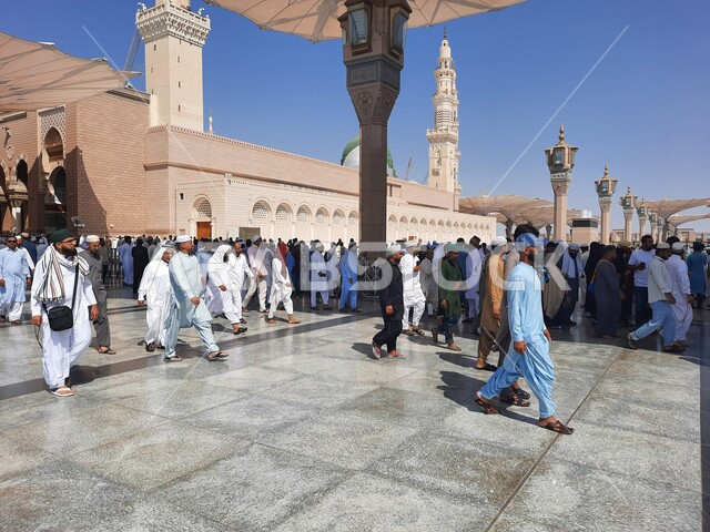 ساحة المسجد النبوي الشريف في المدينة المنورة بالمملكة العربية السعودية، العبادة والتقرب الى الله، الحرم النبوي الشريف، أماكن إسلامية مقدسة، تجمع المسلمون في المجمع الخارجي للمسجد النبوي في المدينة المنورة، المظلات الإلكترونية، معالم دينية إسلامية