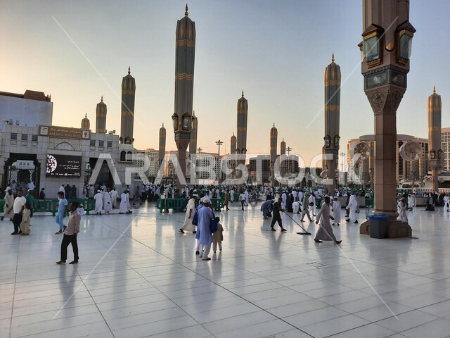 ساحة المسجد النبوي الشريف في المدينة المنورة بالمملكة العربية السعودية، العبادة والتقرب الى الله، الحرم النبوي الشريف، أماكن إسلامية مقدسة، تجمع المسلمون في المجمع الخارجي للمسجد النبوي في المدينة المنورة، المظلات الإلكترونية، معالم دينية إسلامية