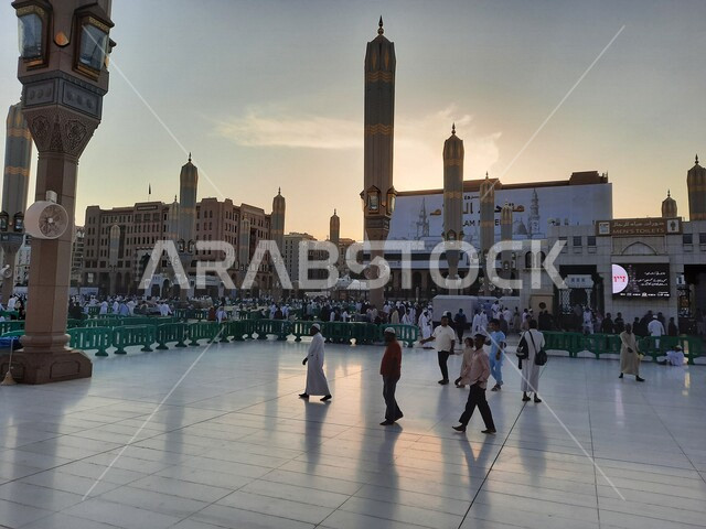 ساحة المسجد النبوي الشريف في المدينة المنورة بالمملكة العربية السعودية، العبادة والتقرب الى الله، الحرم النبوي الشريف، أماكن إسلامية مقدسة، تجمع المسلمون في المجمع الخارجي للمسجد النبوي في المدينة المنورة، المظلات الإلكترونية، معالم دينية إسلامية