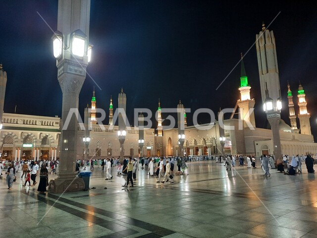  ساحة المسجد النبوي الشريف في المدينة المنورة بالمملكة العربية السعودية في وضع الليل، العبادة والتقرب الى الله، الحرم النبوي الشريف، أماكن إسلامية مقدسة، تجمع المسلمون في المجمع الخارجي للمسجد النبوي في المدينة المنورة، المظلات الإلكترونية، معالم دينية إس