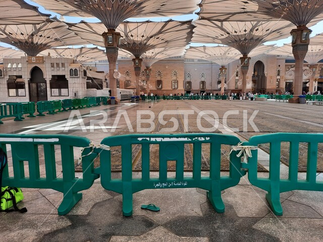 ساحة المسجد النبوي الشريف في المدينة المنورة بالمملكة العربية السعودية، العبادة والتقرب الى الله، الحرم النبوي الشريف، أماكن إسلامية مقدسة، المسلمون يمشون في المجمع الخارجي للمسجد النبوي في المدينة المنورة، المظلات الإلكترونية