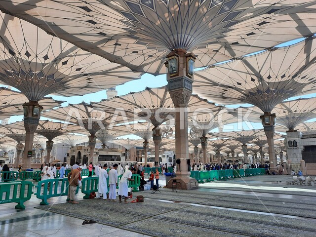 ساحة المسجد النبوي الشريف في المدينة المنورة بالمملكة العربية السعودية، العبادة والتقرب الى الله، الحرم النبوي الشريف، أماكن إسلامية مقدسة، تجمع المسلمون في المجمع الخارجي للمسجد النبوي في المدينة المنورة، المظلات الإلكترونية، معالم دينية إسلامية