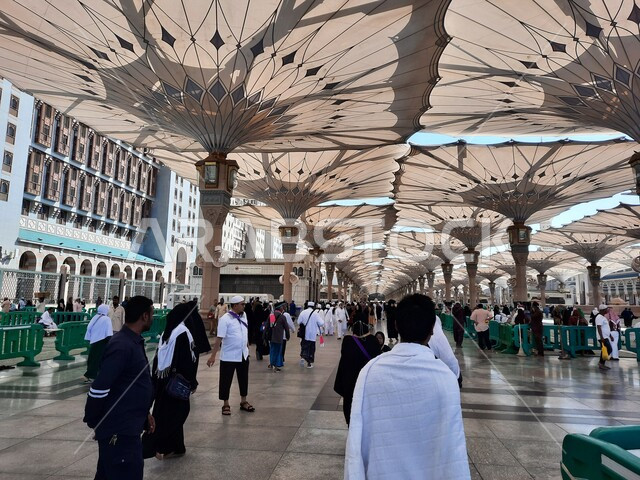 ساحة المسجد النبوي الشريف في المدينة المنورة بالمملكة العربية السعودية، العبادة والتقرب الى الله، الحرم النبوي الشريف، أماكن إسلامية مقدسة، تجمع المسلمون في المجمع الخارجي للمسجد النبوي في المدينة المنورة، المظلات الإلكترونية، معالم دينية إسلامية