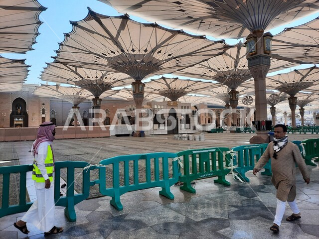 ساحة المسجد النبوي الشريف في المدينة المنورة بالمملكة العربية السعودية، العبادة والتقرب الى الله، الحرم النبوي الشريف، أماكن إسلامية مقدسة، تجمع المسلمون في المجمع الخارجي للمسجد النبوي في المدينة المنورة، المظلات الإلكترونية، معالم دينية إسلامية