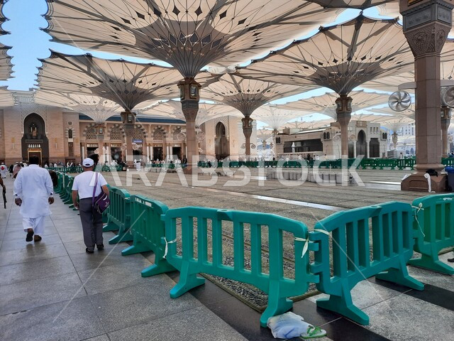 ساحة المسجد النبوي الشريف في المدينة المنورة بالمملكة العربية السعودية، العبادة والتقرب الى الله، الحرم النبوي الشريف، أماكن إسلامية مقدسة، تجمع المسلمون في المجمع الخارجي للمسجد النبوي في المدينة المنورة، المظلات الإلكترونية، معالم دينية إسلامية