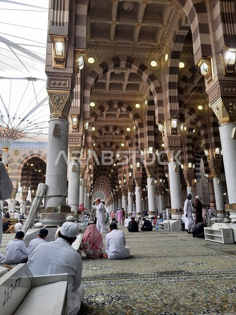 مجموعة من المصلين داخل المسجد النبوي الشريف في المدينة المنورة بالمملكة العربية السعودية، العبادة والتقرب الى الله، الحرم النبوي الشريف، أماكن إسلامية مقدسة، المظلات الإلكترونية، إسلاميات وعبادة، معالم دينية إسلامية