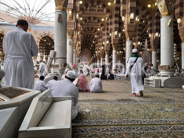 مجموعة من المصلين داخل المسجد النبوي الشريف في المدينة المنورة بالمملكة العربية السعودية، العبادة والتقرب الى الله، الحرم النبوي الشريف، أماكن إسلامية مقدسة، المظلات الإلكترونية، إسلاميات وعبادة، معالم دينية إسلامية