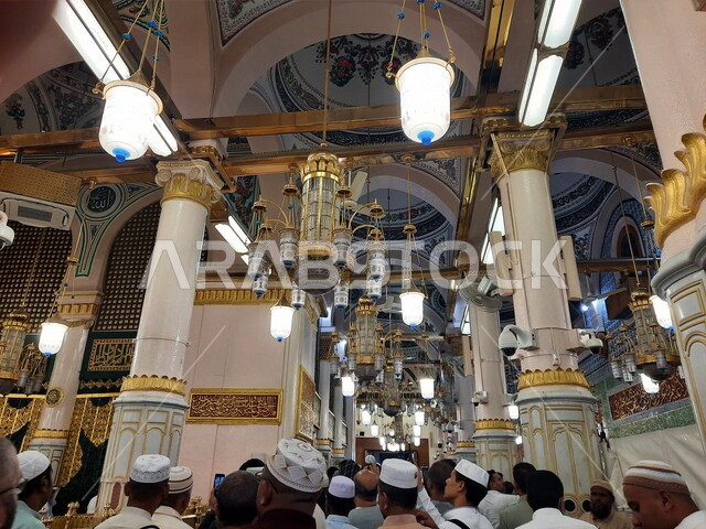 مجموعة من المصلين في الروضة المشرفة في المسجد النبوي الشريف ، مسجد رسول الله ، الروضة الشريفة ، آداء الصلاة في الحرم النبوي في المدينه المنورة ، إسلاميات وعباده ، أماكن إسلامية مقدسة في المملكة العربية السعودية