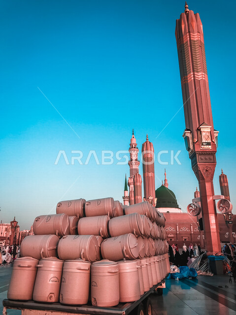عبوات بلاستيكية فارغة لتعبئتها بماء زمزم بالمسجد النبوي ، المملكة العربية السعودية ، أماكن إسلامية مقدسة ، المسجد النبوي الشريف ، المظلات الإلكترونية ، إسلاميات وعبادة