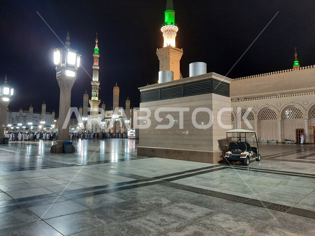 ساحة المسجد النبوي الشريف في المدينة المنورة بالمملكة العربية السعودية، العبادة والتقرب الى الله، الحرم النبوي الشريف، أماكن إسلامية مقدسة، المجمع الخارجي للمسجد النبوي في المدينة المنورة، معالم دينية إسلامية