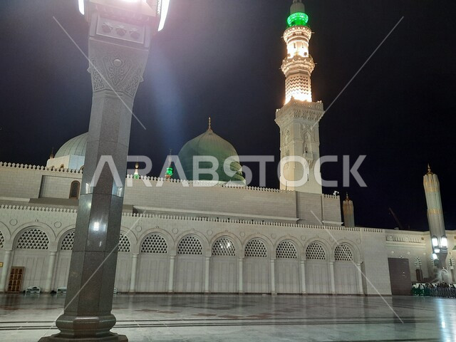 ساحة المسجد النبوي الشريف في المدينة المنورة بالمملكة العربية السعودية، العبادة والتقرب الى الله، الحرم النبوي الشريف، أماكن إسلامية مقدسة، المجمع الخارجي للمسجد النبوي في المدينة المنورة، معالم دينية إسلامية