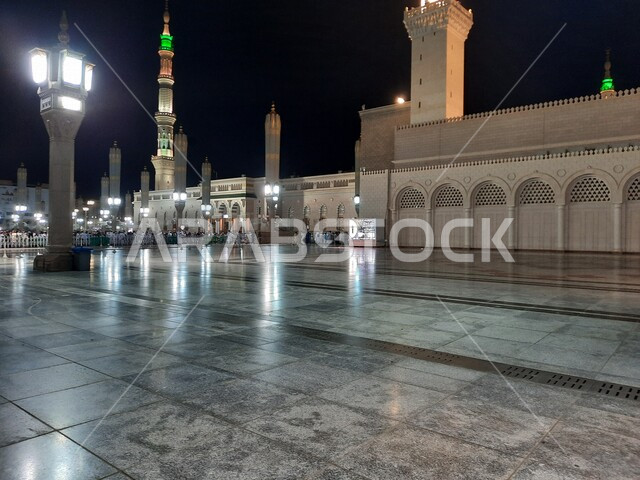 ساحة المسجد النبوي الشريف في المدينة المنورة بالمملكة العربية السعودية، العبادة والتقرب الى الله، الحرم النبوي الشريف، أماكن إسلامية مقدسة، المجمع الخارجي للمسجد النبوي في المدينة المنورة، معالم دينية إسلامية