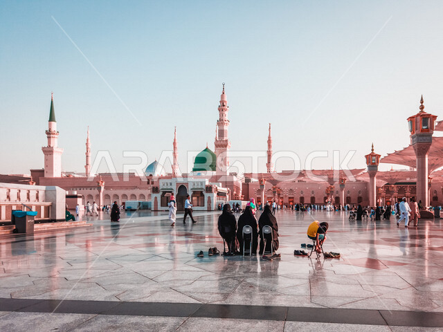 مجموعة من النساء يجلسن على الكراسي في ساحة المسجد النبوي الشريف في المدينة المنورة بالمملكة العربية السعودية، الحرم النبوي الشريف، المسجد النبوي الشريف، العبادة والتقرب إلى الله، المعالم الدينية بالسعودي