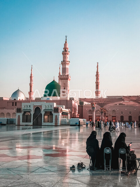 مجموعة من النساء يجلسن على الكراسي في ساحة المسجد النبوي الشريف في المدينة المنورة بالمملكة العربية السعودية، الحرم النبوي الشريف، المسجد النبوي الشريف، العبادة والتقرب إلى الله، المعالم الدينية بالسعودي