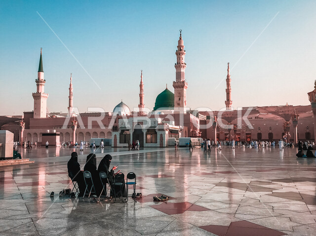 مجموعة من النساء يجلسن على الكراسي في ساحة المسجد النبوي الشريف في المدينة المنورة بالمملكة العربية السعودية، الحرم النبوي الشريف، المسجد النبوي الشريف، العبادة والتقرب إلى الله، المعالم الدينية بالسعودي