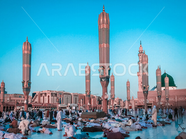 مجموعة من المصليين في ساحة المسجد النبوي الشريف في المدينة المنورة بالمملكة العربية السعودية، الحرم النبوي الشريف، المسجد النبوي الشريف، الفبة الخضراء، العبادة والتقرب إلى الله، المعالم الدينية بالسعودي