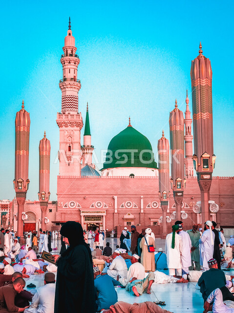 A group of worshipers in the courtyard of the Prophet’s Mosque in Madinah, Kingdom of Saudi Arabia, the Prophet’s Mosque, the Prophet’s Mosque, the green roof, worship and getting closer to God, religious landmarks in Saudi