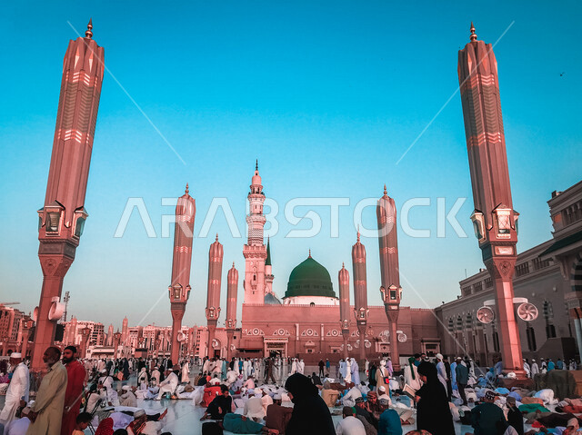 A group of worshipers in the courtyard of the Prophet’s Mosque in Madinah, Kingdom of Saudi Arabia, the Prophet’s Mosque, the Prophet’s Mosque, the green roof, worship and getting closer to God, religious landmarks in Saudi