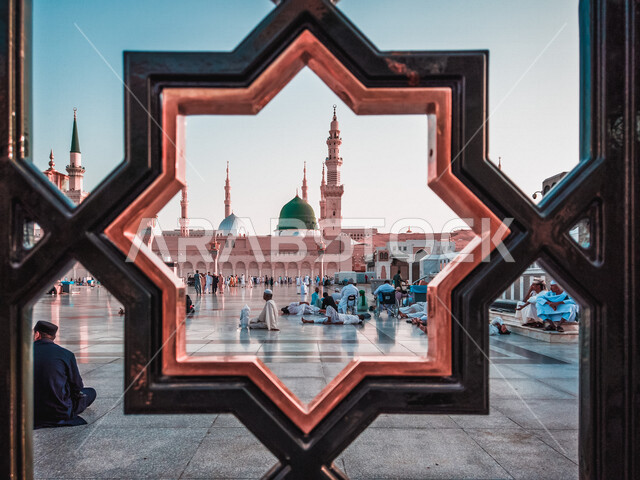 مجموعة من المصليين في ساحة المسجد النبوي الشريف في المدينة المنورة بالمملكة العربية السعودية، الحرم النبوي الشريف، المسجد النبوي الشريف، الفبة الخضراء، العبادة والتقرب إلى الله، المعالم الدينية بالسعودي