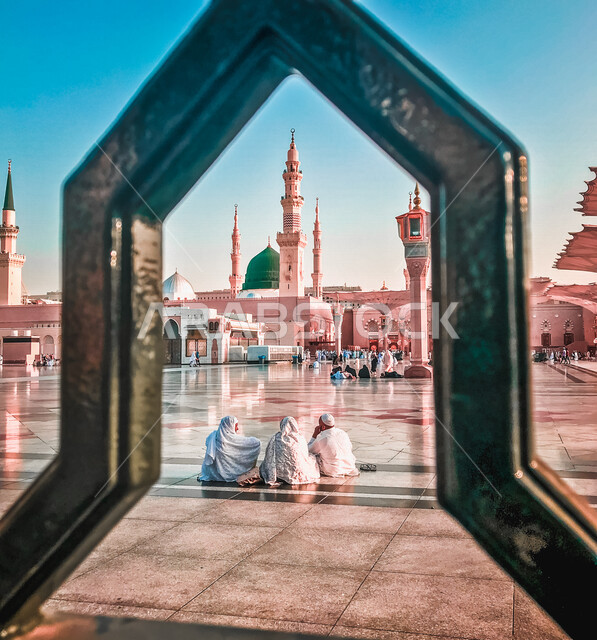 ساحة المسجد النبوي الشريف في المدينة المنورة بالمملكة العربية السعودية، الحرم النبوي الشريف، القبة الخضراء، أماكن إسلامية مقدسة، المجمع الخارجي للمسجد النبوي الشريف، العبادة والتقرب إلى الله، المعالم الدينية بالسعودي