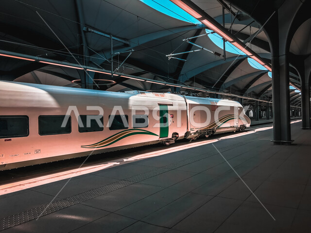 قطار الحرمين السريع في مكة المكرمة بالمملكة العربية السعودية، محطة سكة حديد الحرمين في مكة المكرمة، سكة حديدية، خط سريع، خط كهربائي يربط بين مكة المكرمة والمدينة المنورة، وسائل النقل والمواصلات