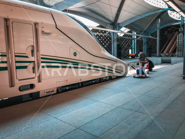 قطار الحرمين السريع في مكة المكرمة بالمملكة العربية السعودية، محطة سكة حديد الحرمين في مكة المكرمة، سكة حديدية، خط سريع، خط كهربائي يربط بين مكة المكرمة والمدينة المنورة، وسائل النقل والمواصلات