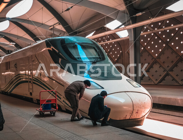 قطار الحرمين السريع في مكة المكرمة بالمملكة العربية السعودية، محطة سكة حديد الحرمين في مكة المكرمة، سكة حديدية، خط سريع، خط كهربائي يربط بين مكة المكرمة والمدينة المنورة، وسائل النقل والمواصلات