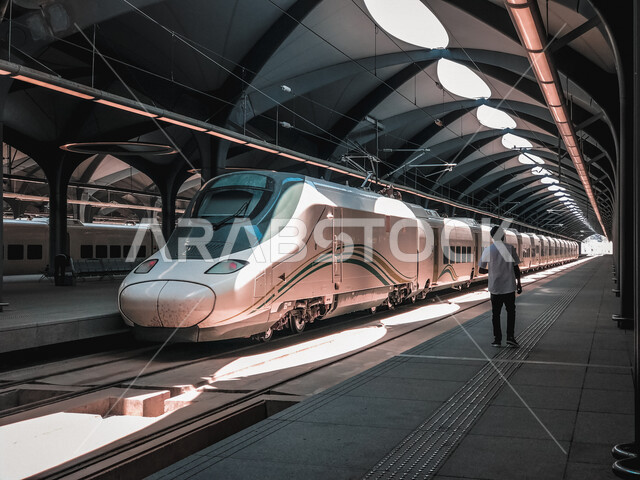 قطار الحرمين السريع في مكة المكرمة بالمملكة العربية السعودية، محطة سكة حديد الحرمين في مكة المكرمة، سكة حديدية، خط سريع، خط كهربائي يربط بين مكة المكرمة والمدينة المنورة، وسائل النقل والمواصلات