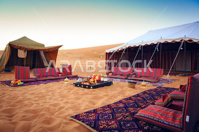الخيم في الطبيعة الصحراوية، جمال المناظر الطبيعية الصحراوية، الكثبان الرملية، الأجواء الهادئة، اماكن تخييم، رحلة تخييم برية في الصحراء، تخييم صحراوي، مخيمات سياحية في الصحراء، كشتة بر، جلسات صحراوية، مفهوم البادية، خيام شعبية في صحاري السعودية